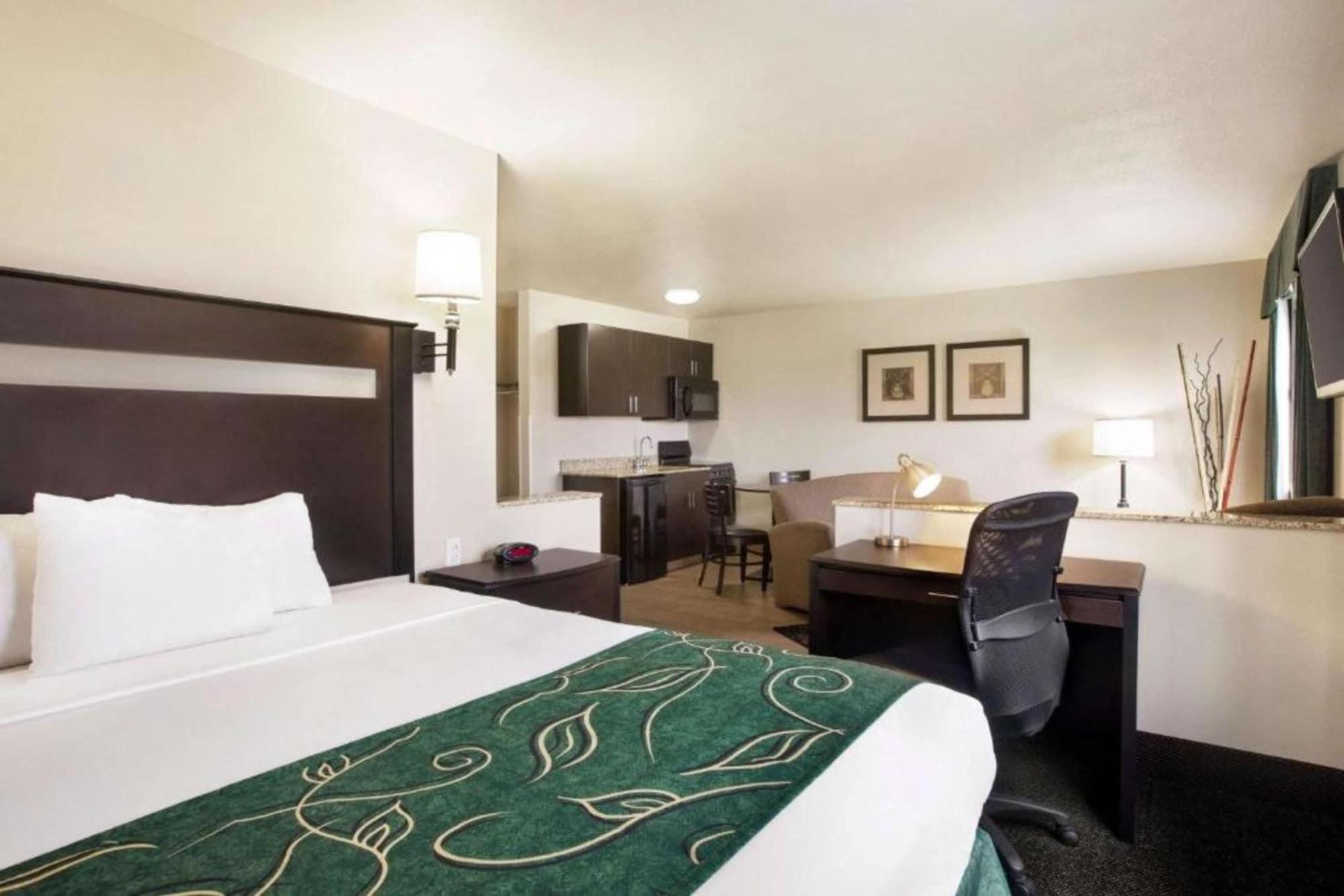 Travelodge By Wyndham Livonia Exterior photo