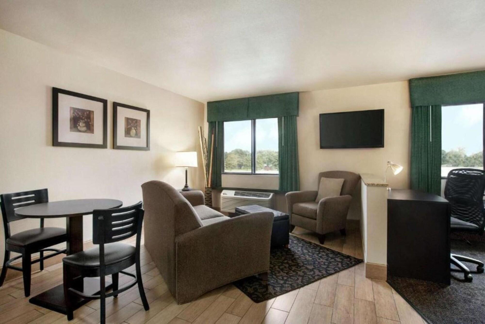 Travelodge By Wyndham Livonia Exterior photo