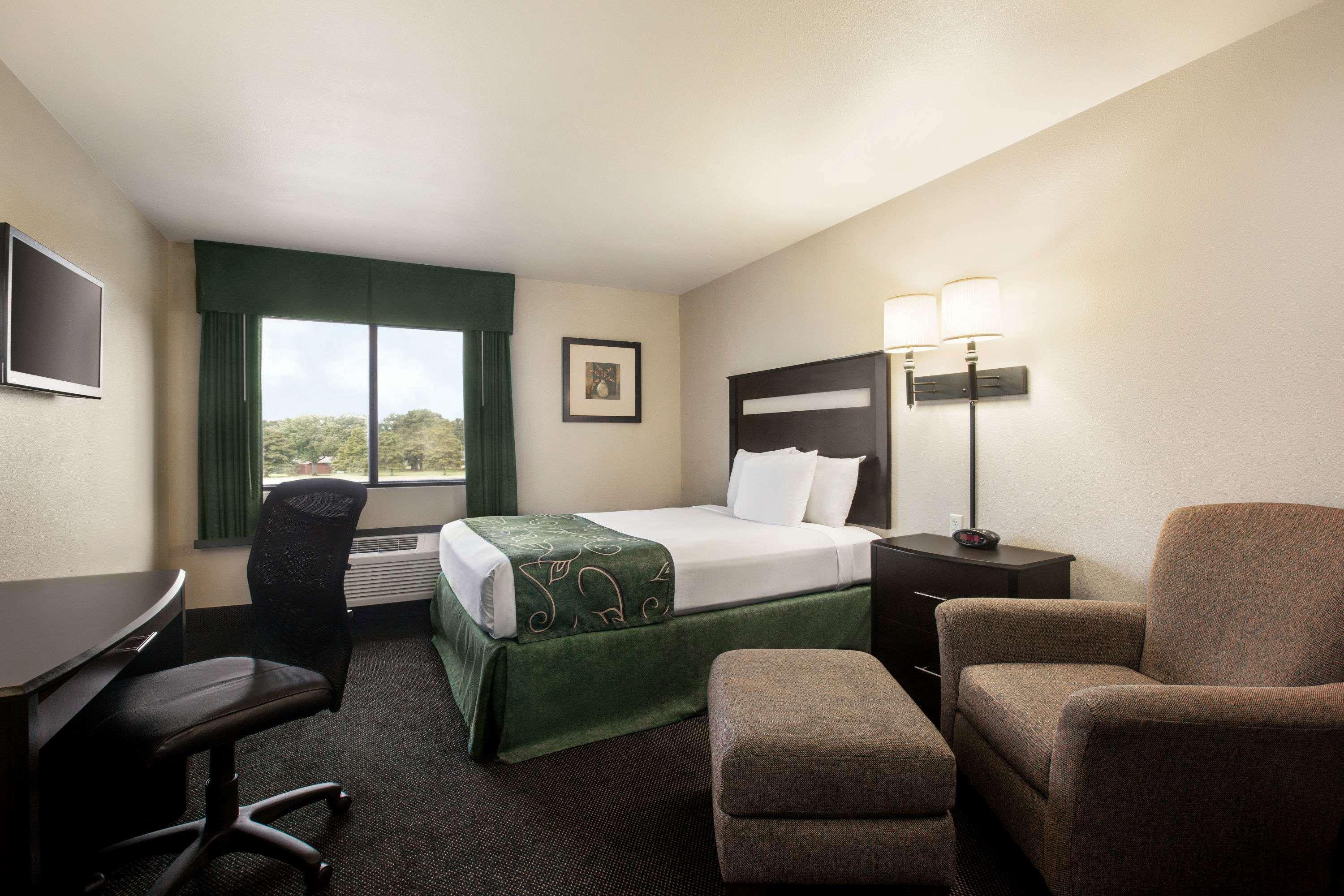 Travelodge By Wyndham Livonia Exterior photo