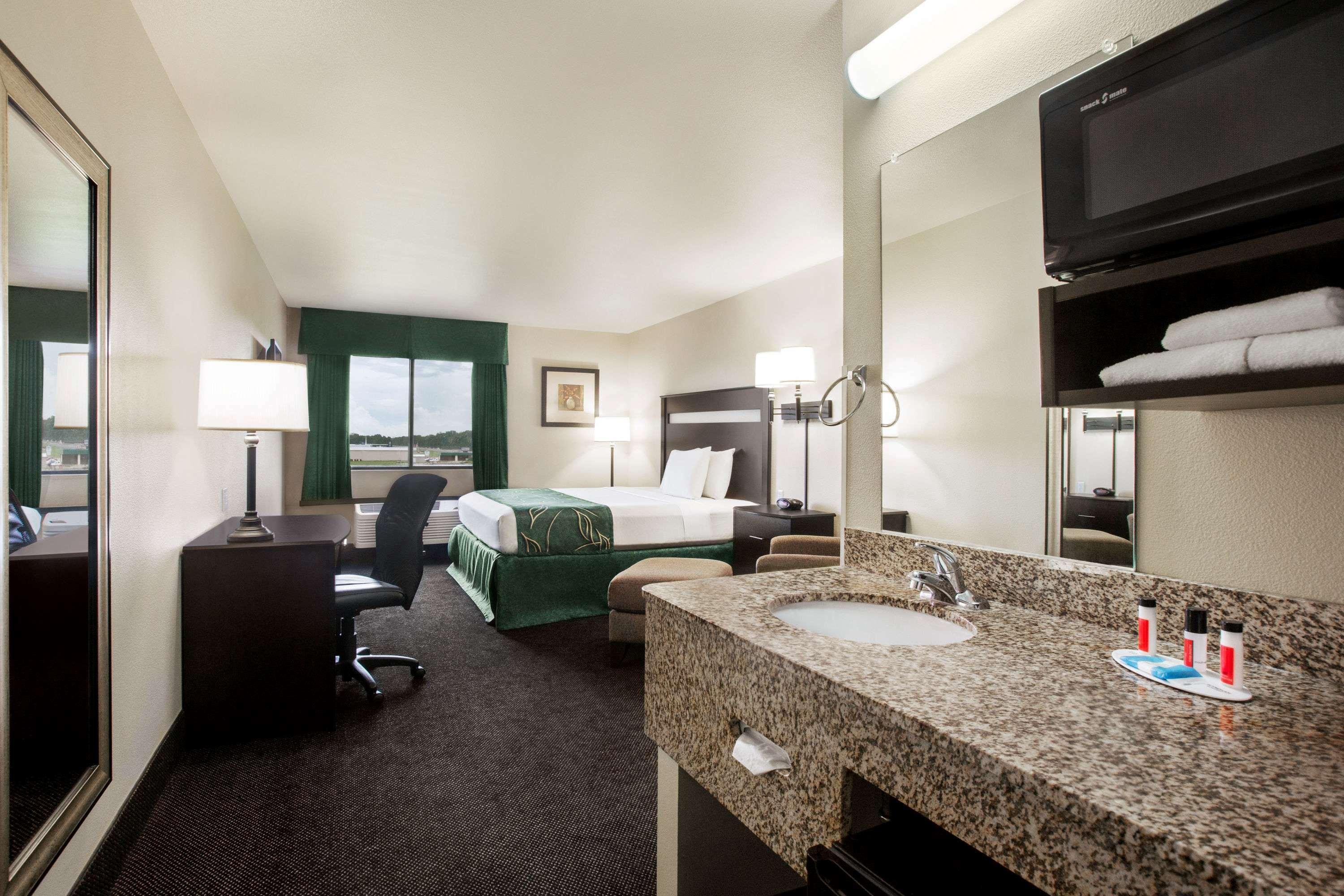 Travelodge By Wyndham Livonia Exterior photo