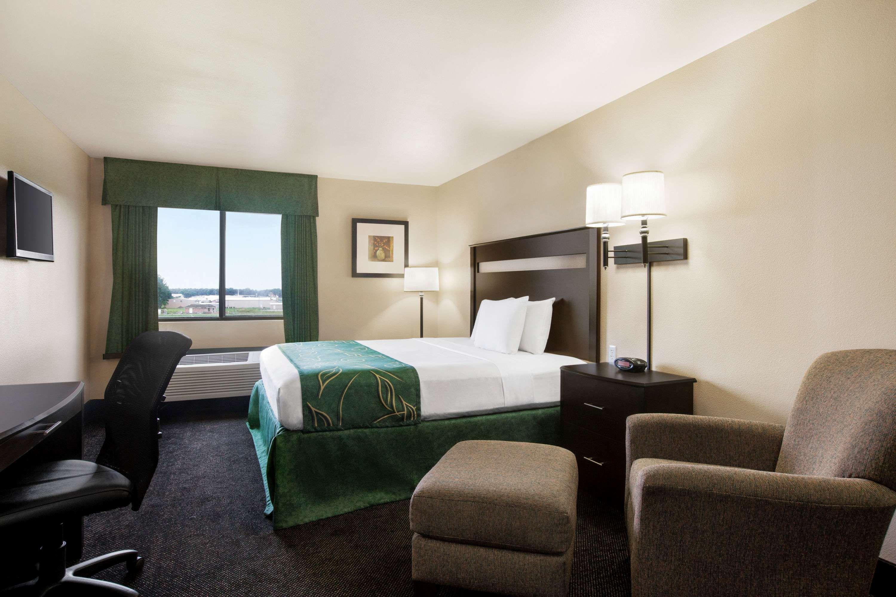 Travelodge By Wyndham Livonia Exterior photo