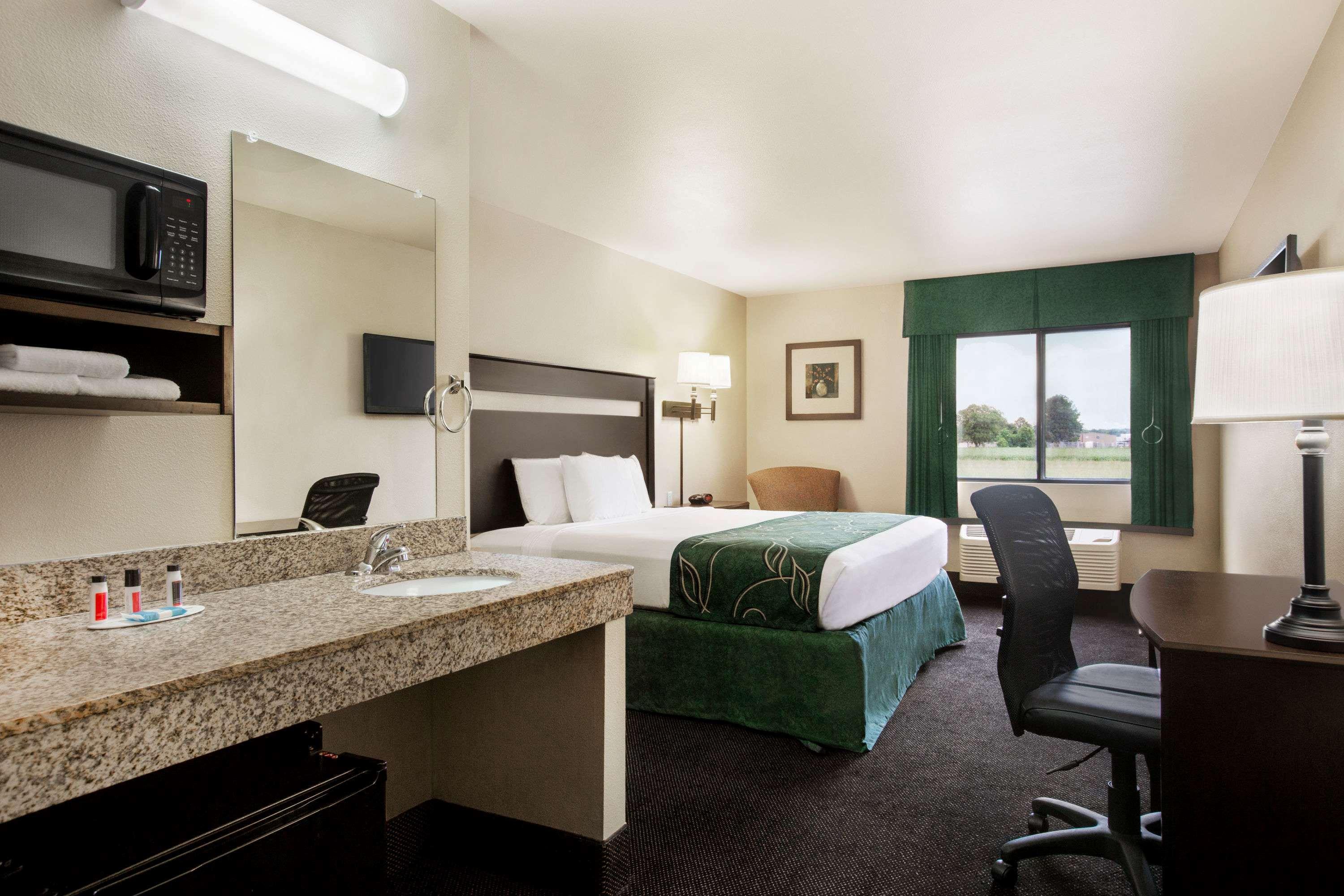 Travelodge By Wyndham Livonia Exterior photo