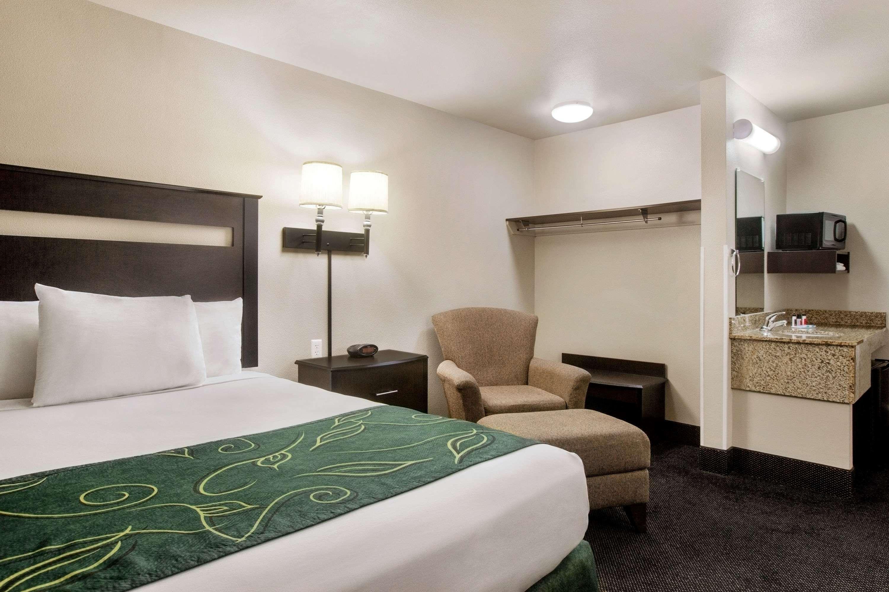 Travelodge By Wyndham Livonia Exterior photo