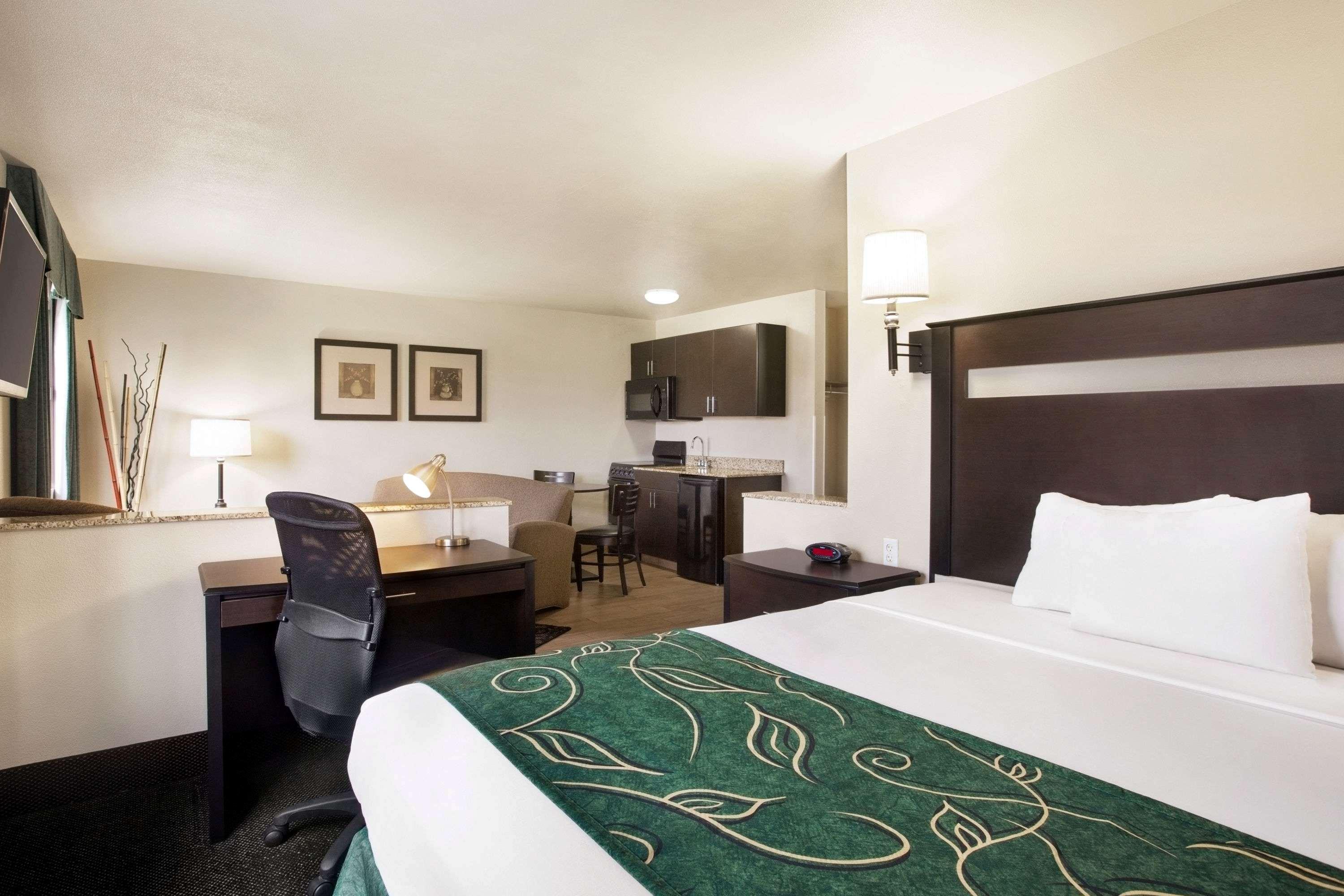 Travelodge By Wyndham Livonia Exterior photo