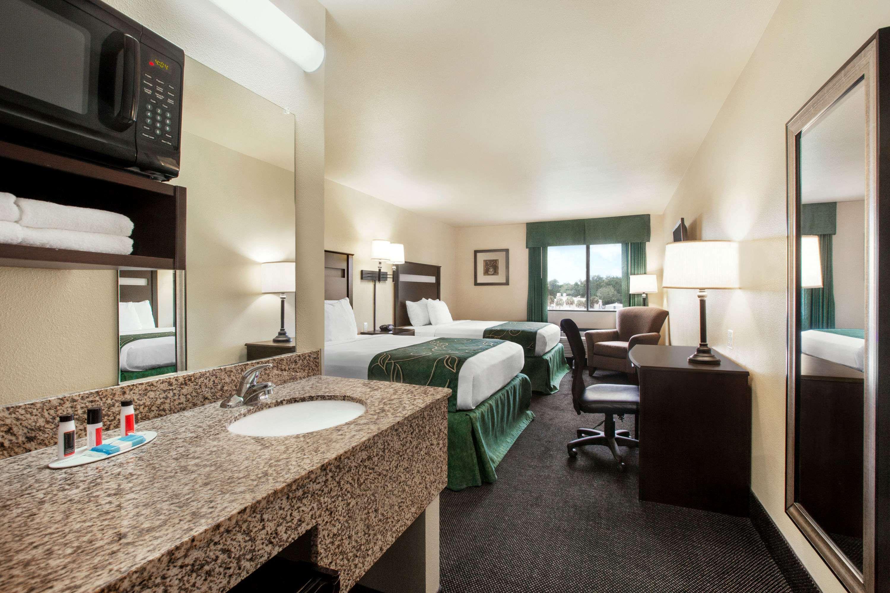 Travelodge By Wyndham Livonia Exterior photo