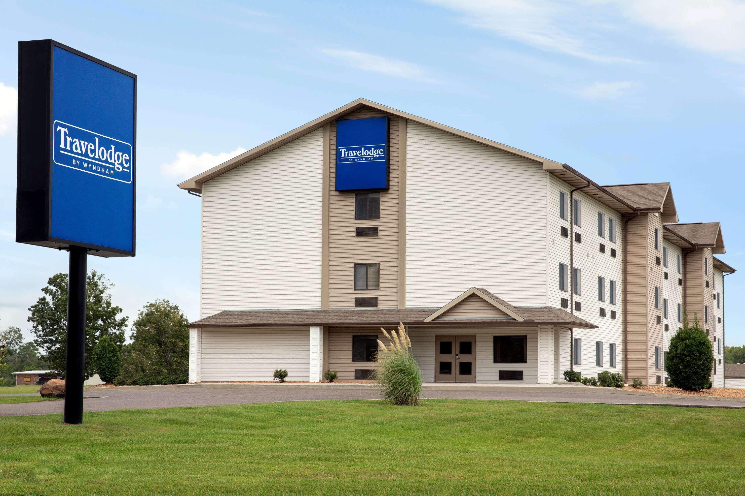 Travelodge By Wyndham Livonia Exterior photo