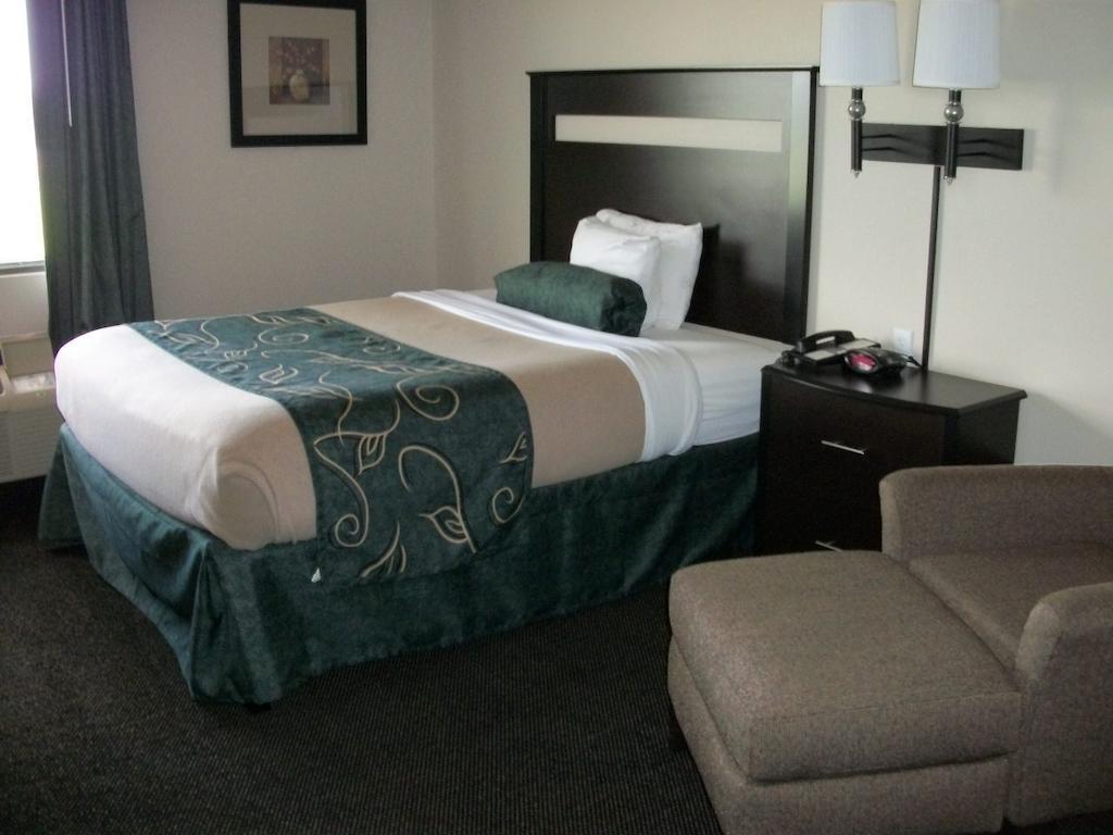Travelodge By Wyndham Livonia Exterior photo