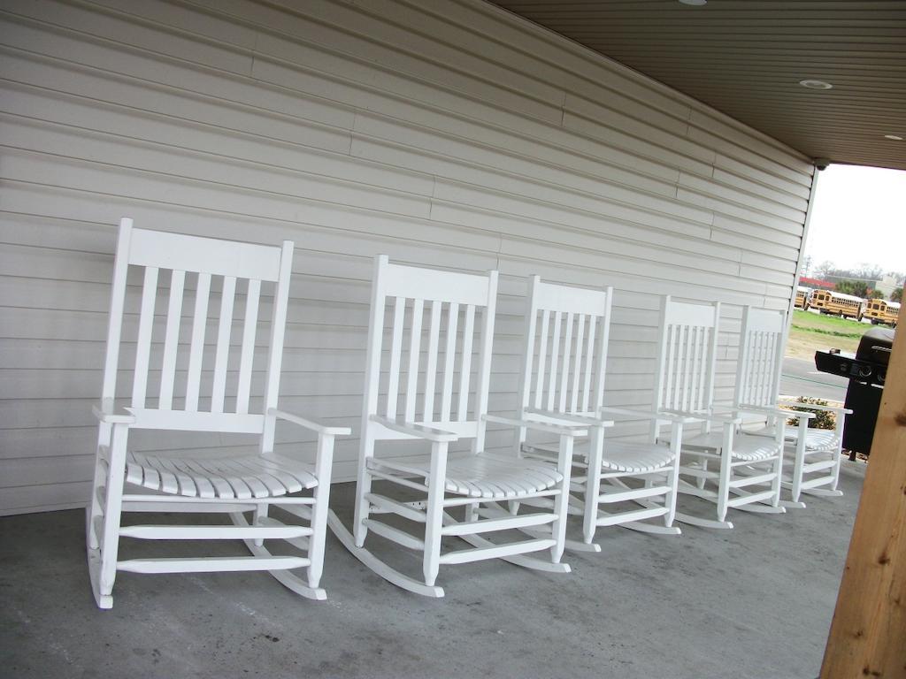 Travelodge By Wyndham Livonia Exterior photo