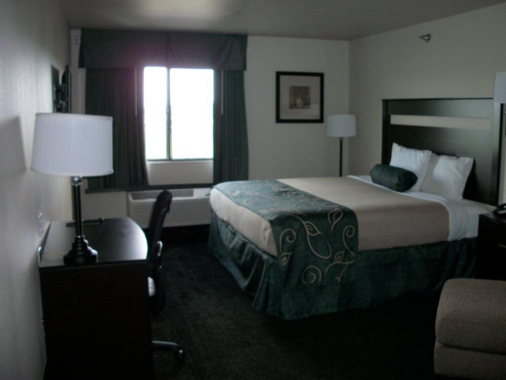 Travelodge By Wyndham Livonia Exterior photo
