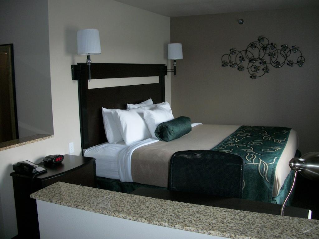 Travelodge By Wyndham Livonia Exterior photo