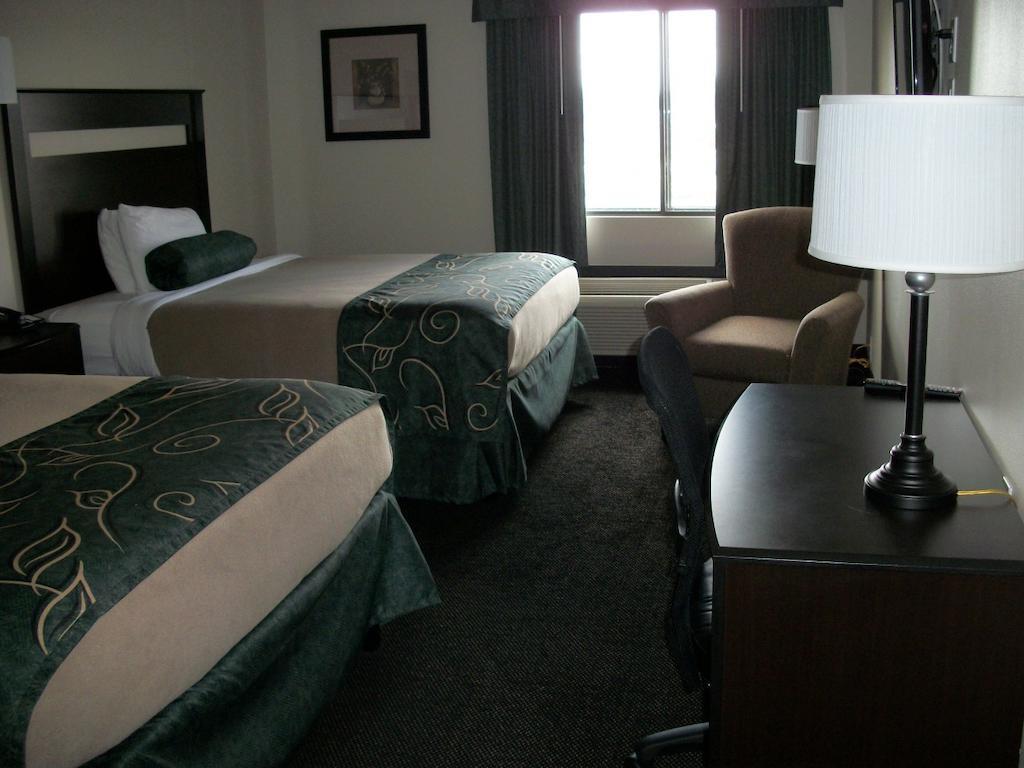 Travelodge By Wyndham Livonia Exterior photo