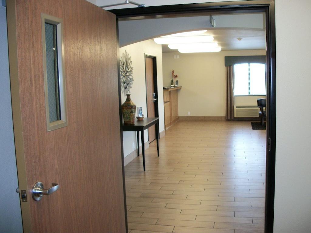 Travelodge By Wyndham Livonia Exterior photo