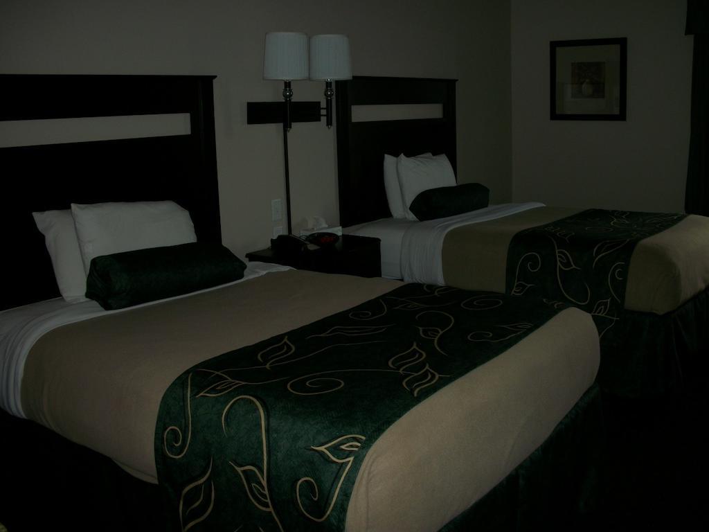 Travelodge By Wyndham Livonia Exterior photo