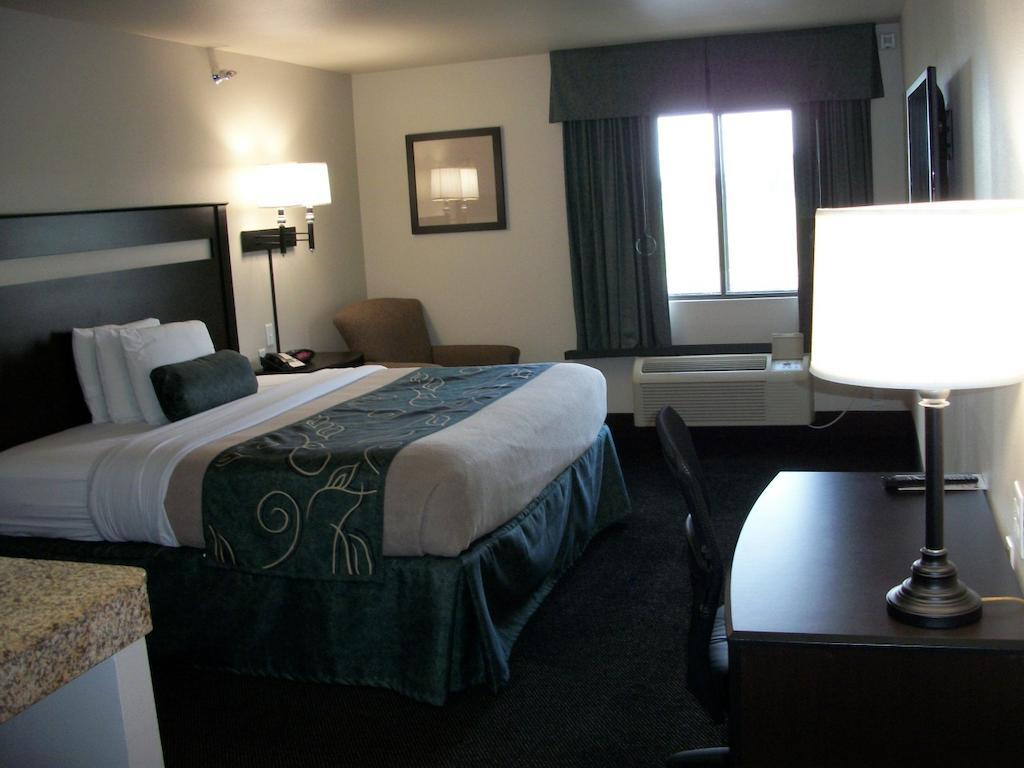 Travelodge By Wyndham Livonia Exterior photo