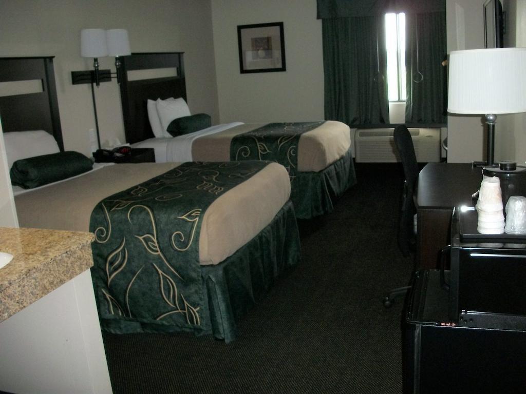 Travelodge By Wyndham Livonia Exterior photo