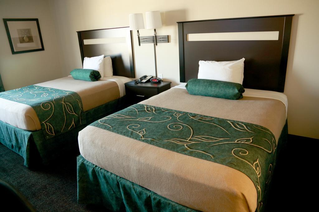 Travelodge By Wyndham Livonia Exterior photo