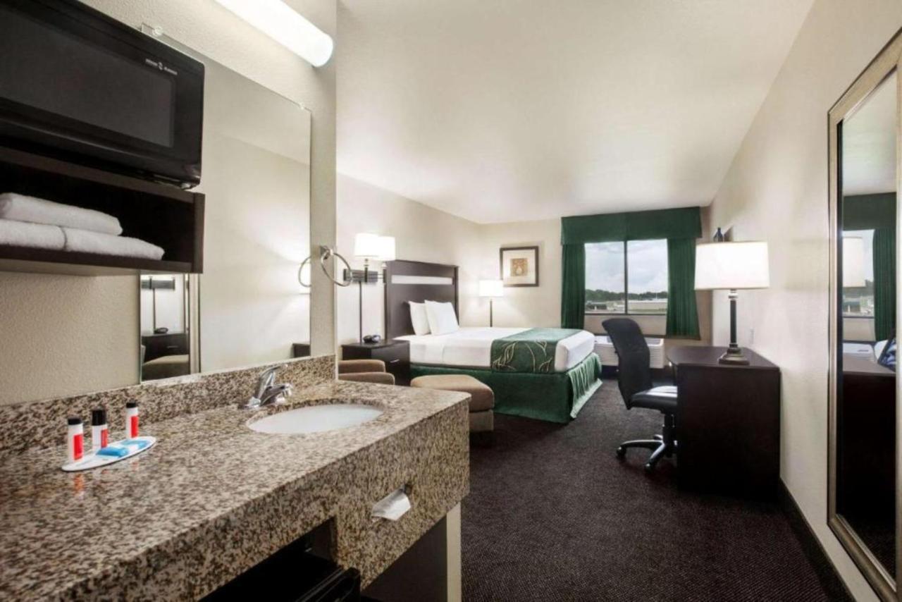 Travelodge By Wyndham Livonia Exterior photo