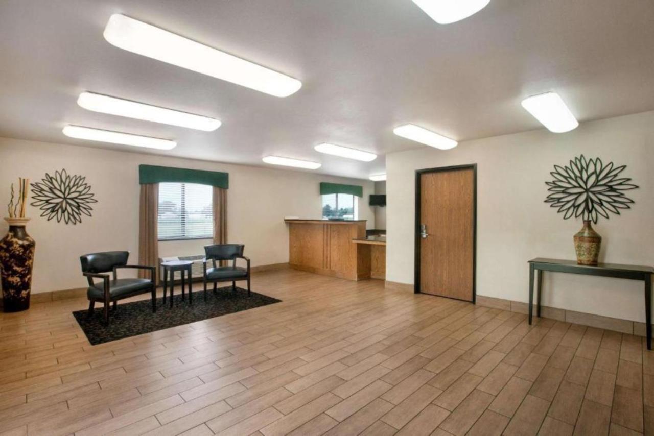Travelodge By Wyndham Livonia Exterior photo