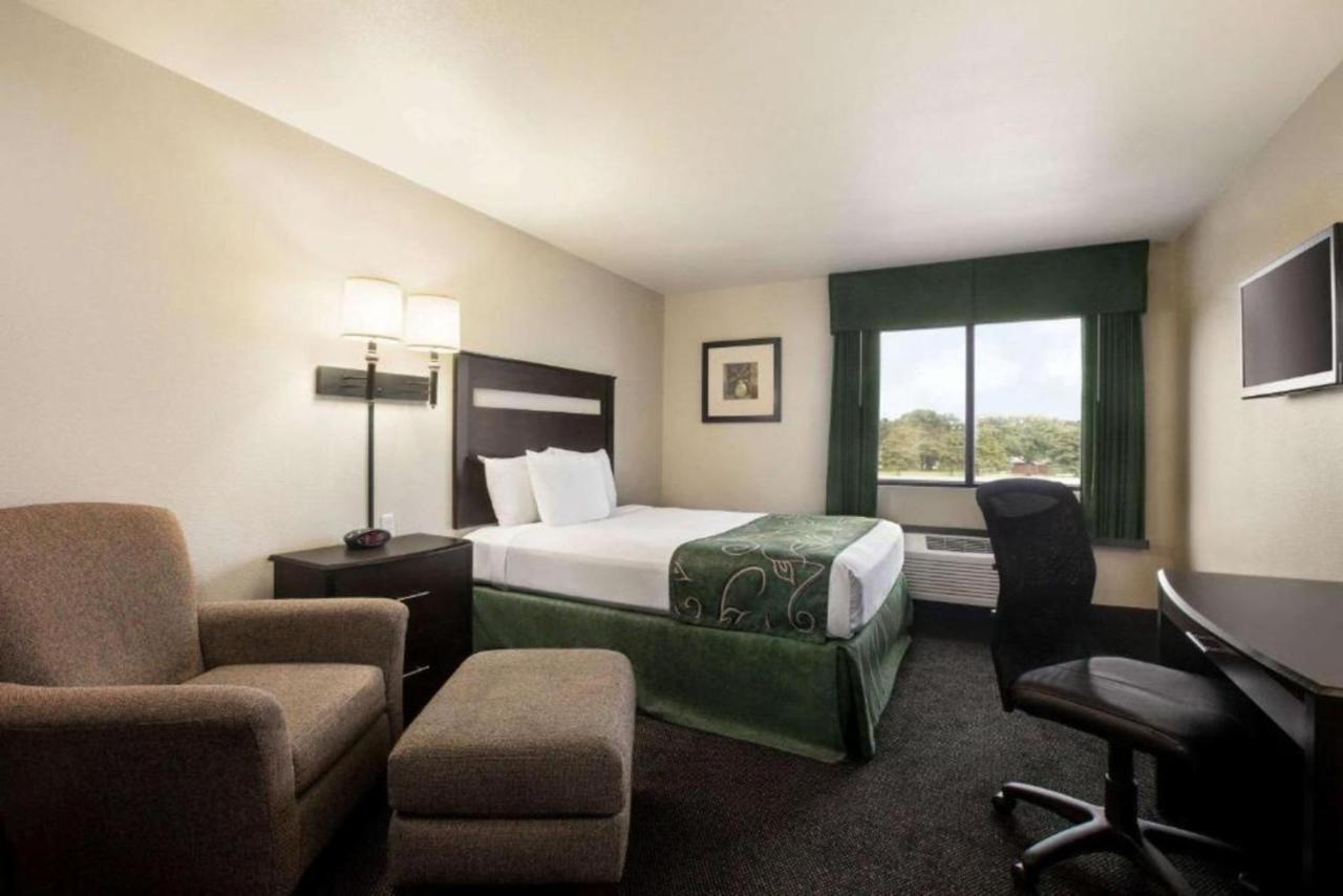 Travelodge By Wyndham Livonia Exterior photo